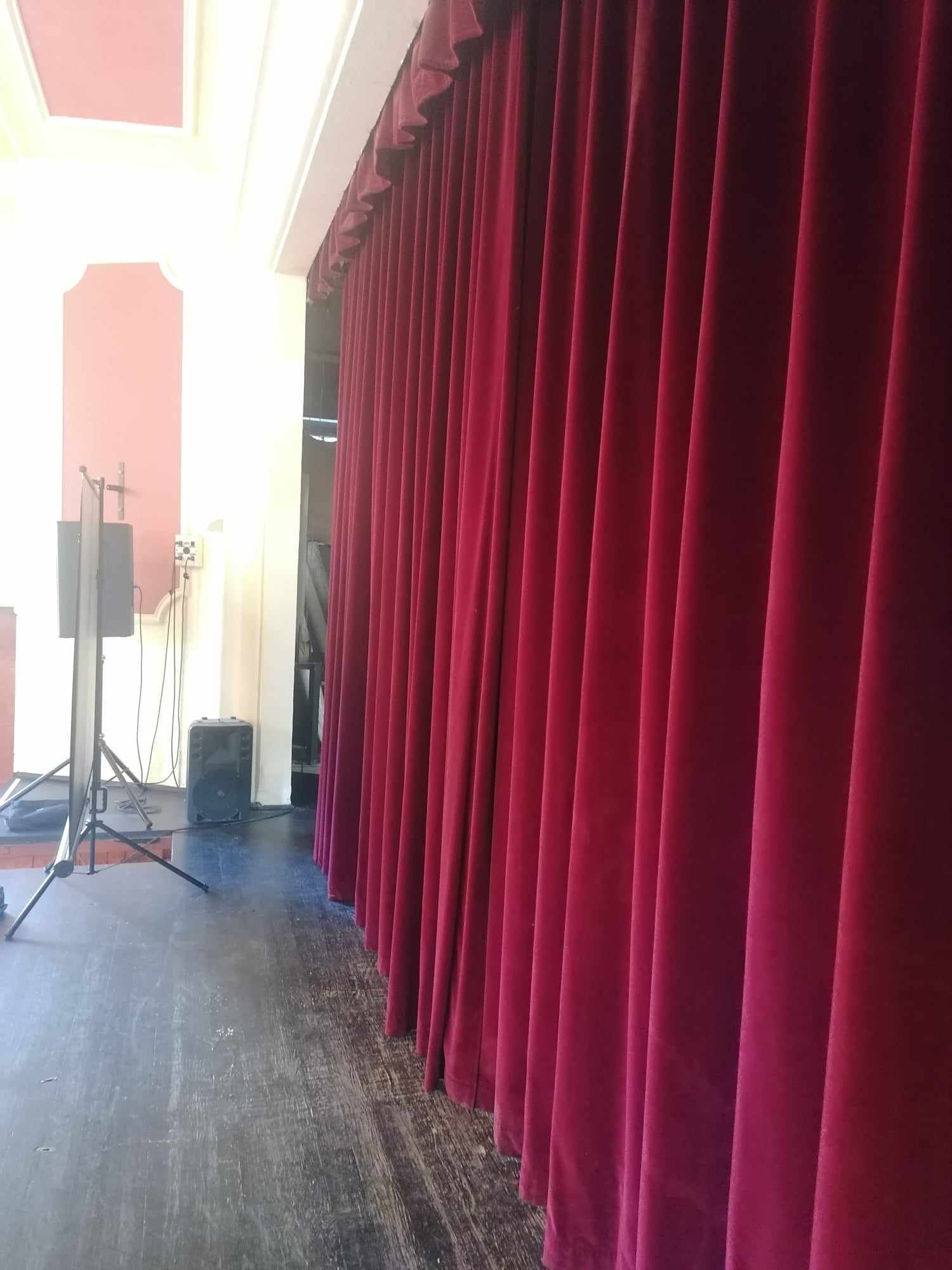 Színpadi bársonyok és háttéranyagok